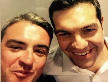 Η χλιδάτη ζωή του golden boy Τσίπρα – Παππά: Οι δεσμίδες με 40.000 ευρώ, το ακριβό τζιπ, οι «φουσκωτοί»